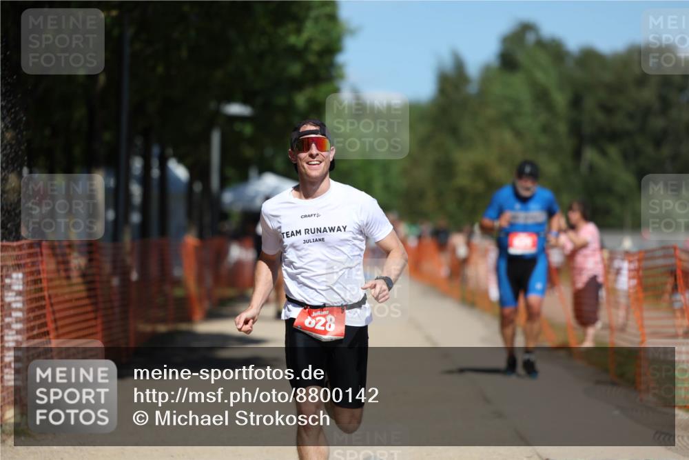 07.09.2025 - 19. Norderstedt Triathlon Michael Strokosch http://msf.ph/oto/8800142 07.09.2025 13:07:52 Laufen 825, 828 meine-sportfotos.de
