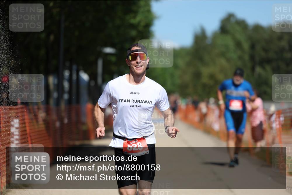 07.09.2025 - 19. Norderstedt Triathlon Michael Strokosch http://msf.ph/oto/8800158 07.09.2025 13:07:52 Laufen 825, 828 meine-sportfotos.de