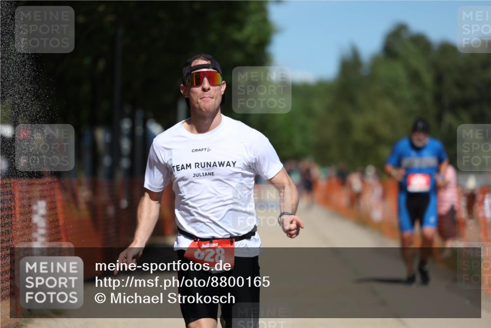 07.09.2025 - 19. Norderstedt Triathlon Michael Strokosch http://msf.ph/oto/8800165 07.09.2025 13:07:52 Laufen 825, 828 meine-sportfotos.de