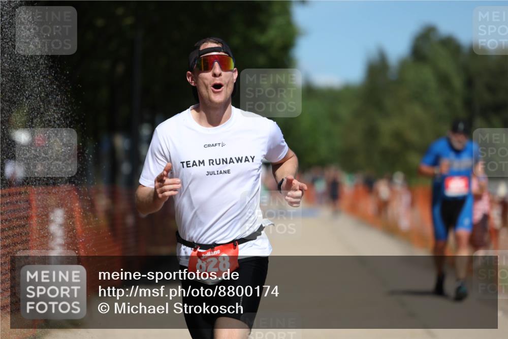07.09.2025 - 19. Norderstedt Triathlon Michael Strokosch http://msf.ph/oto/8800174 07.09.2025 13:07:52 Laufen 825, 828 meine-sportfotos.de
