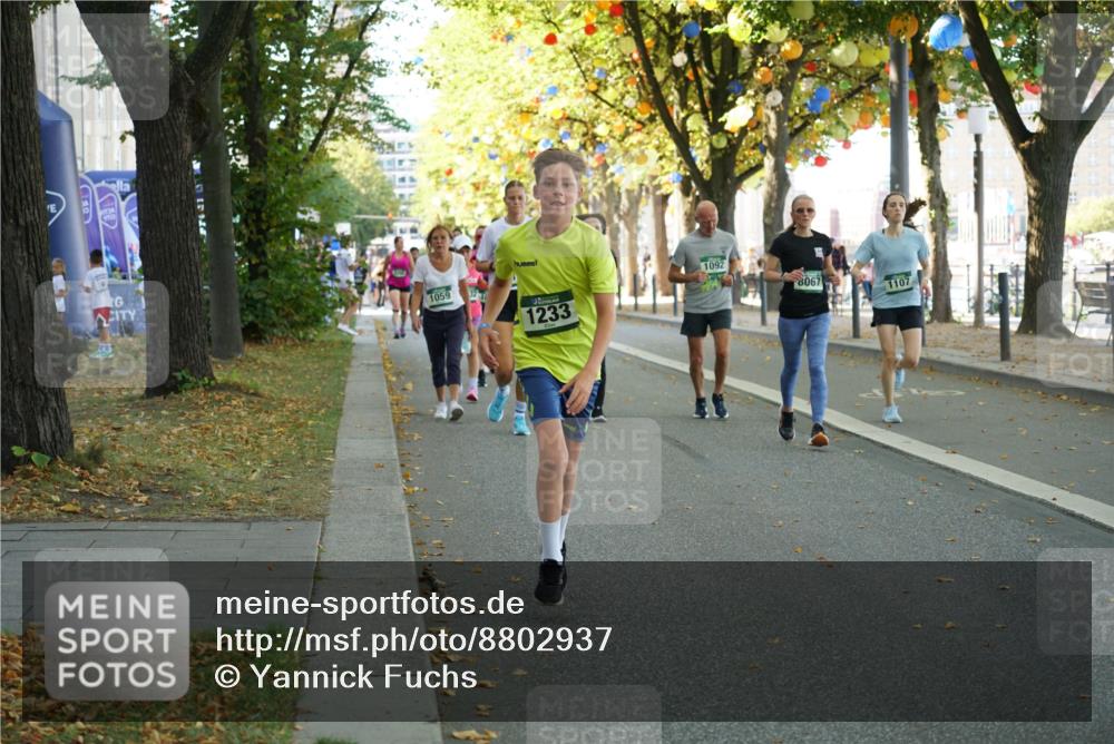07.09.2025 - BARMER Alsterlauf Yannick Fuchs http://msf.ph/oto/8802937 07.09.2025 11:51:15 Laufen 1059, 1233, 1092, 8067, 1107 meine-sportfotos.de