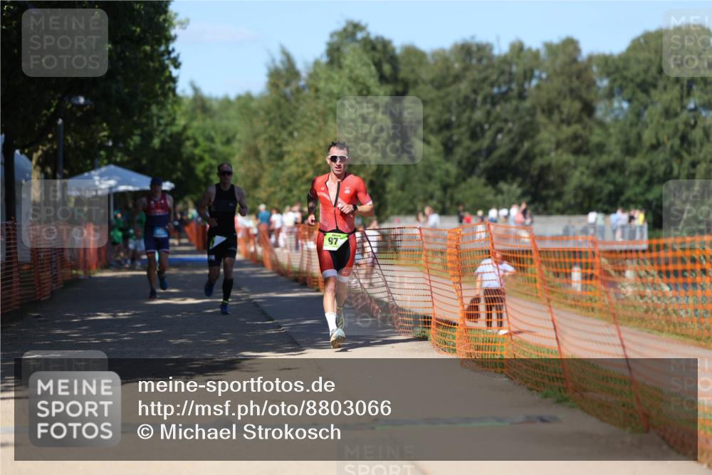 07.09.2025 - 19. Norderstedt Triathlon Michael Strokosch http://msf.ph/oto/8803066 07.09.2025 14:55:15 Laufen 976, 1027 meine-sportfotos.de