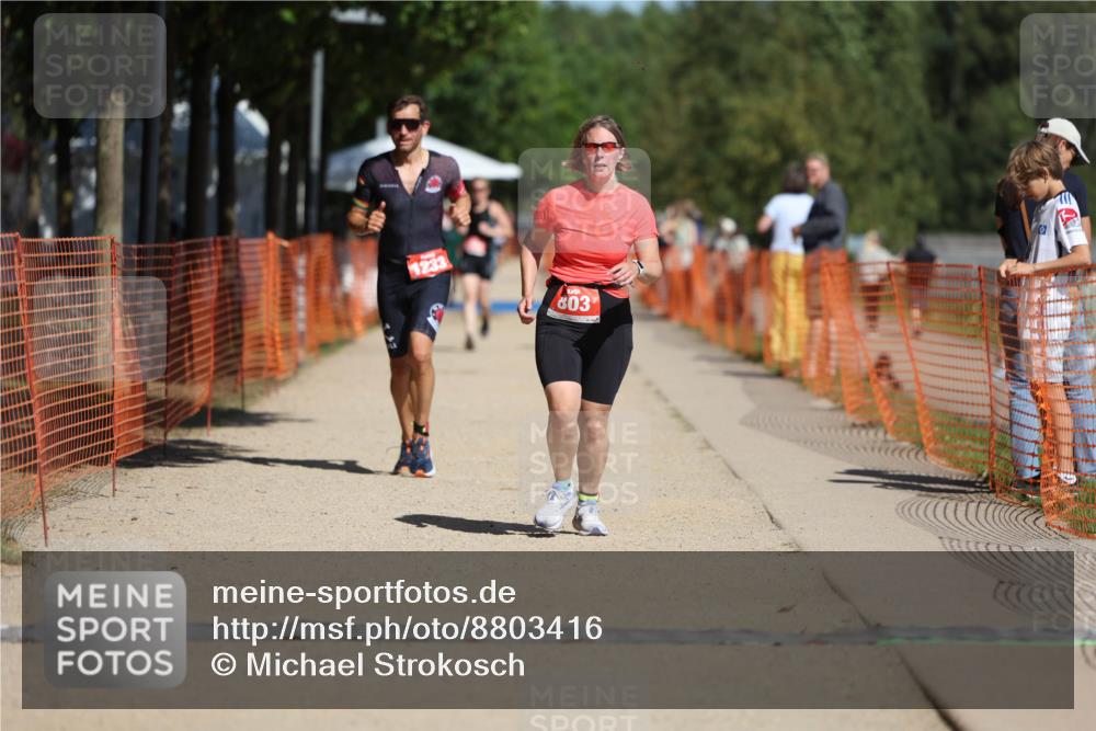 07.09.2025 - 19. Norderstedt Triathlon Michael Strokosch http://msf.ph/oto/8803416 07.09.2025 12:34:32 Laufen 696, 803, 1213, 1233 meine-sportfotos.de