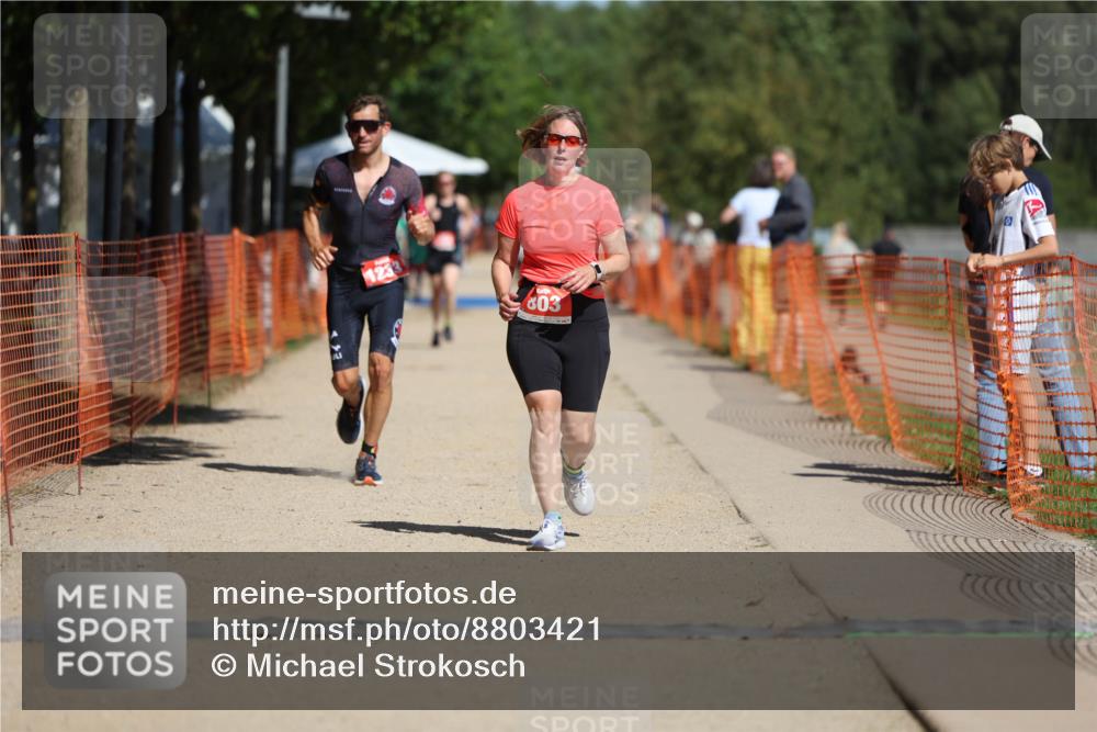 07.09.2025 - 19. Norderstedt Triathlon Michael Strokosch http://msf.ph/oto/8803421 07.09.2025 12:34:32 Laufen 696, 803, 1213, 1233 meine-sportfotos.de