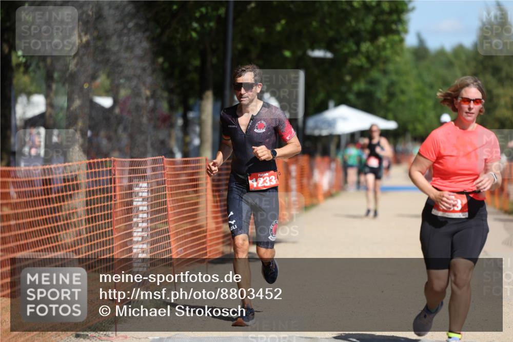 07.09.2025 - 19. Norderstedt Triathlon Michael Strokosch http://msf.ph/oto/8803452 07.09.2025 12:34:34 Laufen 226, 696, 803, 1213, 1233 meine-sportfotos.de