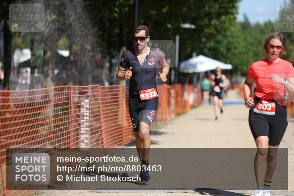 07.09.2025 - 19. Norderstedt Triathlon Michael Strokosch http://msf.ph/oto/8803463 07.09.2025 12:34:34 Laufen 226, 696, 803, 1213, 1233 meine-sportfotos.de