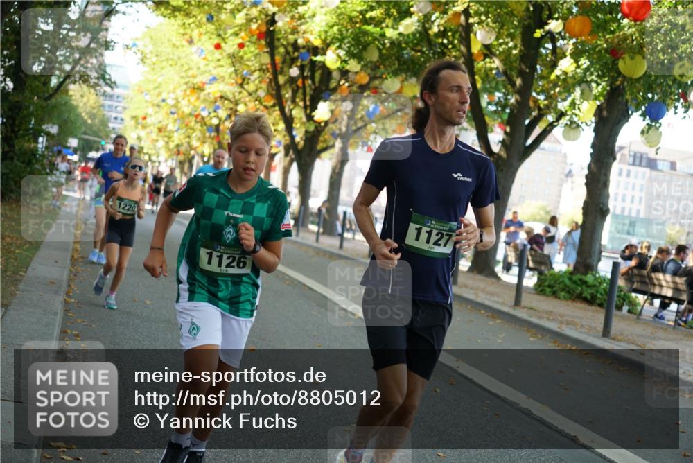 07.09.2025 - BARMER Alsterlauf Yannick Fuchs http://msf.ph/oto/8805012 07.09.2025 11:53:14 Laufen 1220, 136, 1127, 1126 meine-sportfotos.de