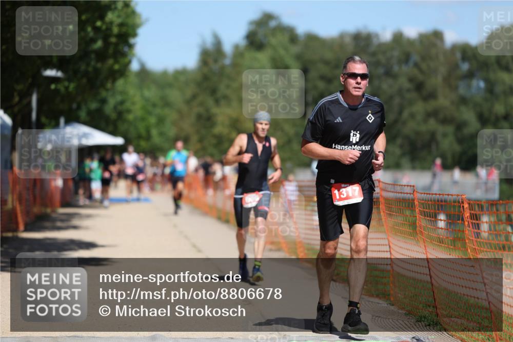 07.09.2025 - 19. Norderstedt Triathlon Michael Strokosch http://msf.ph/oto/8806678 07.09.2025 13:18:17 Laufen 698, 1317 meine-sportfotos.de