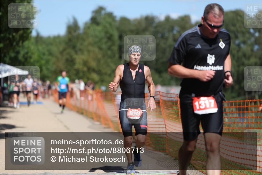 07.09.2025 - 19. Norderstedt Triathlon Michael Strokosch http://msf.ph/oto/8806713 07.09.2025 13:18:19 Laufen 698, 1317 meine-sportfotos.de