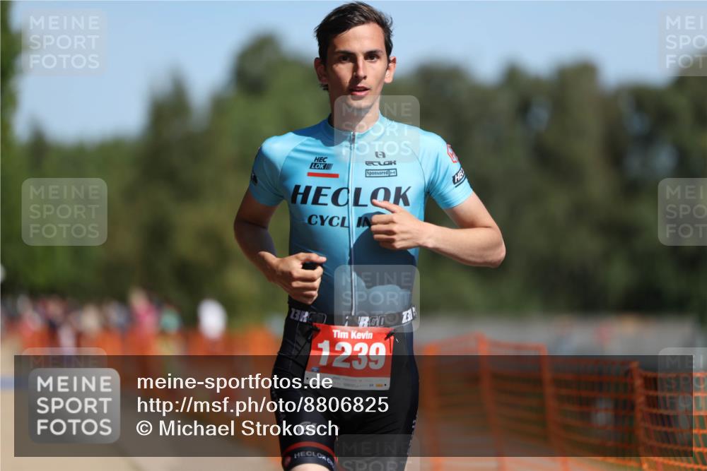 07.09.2025 - 19. Norderstedt Triathlon Michael Strokosch http://msf.ph/oto/8806825 07.09.2025 12:10:41 Laufen 300, 1239 meine-sportfotos.de