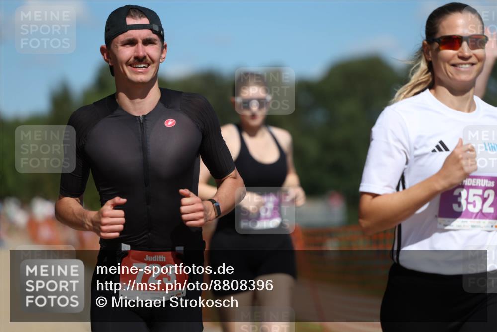 07.09.2025 - 19. Norderstedt Triathlon Michael Strokosch http://msf.ph/oto/8808396 07.09.2025 13:21:19 Laufen 240, 305, 317, 352, 723, 1360, 1373 meine-sportfotos.de