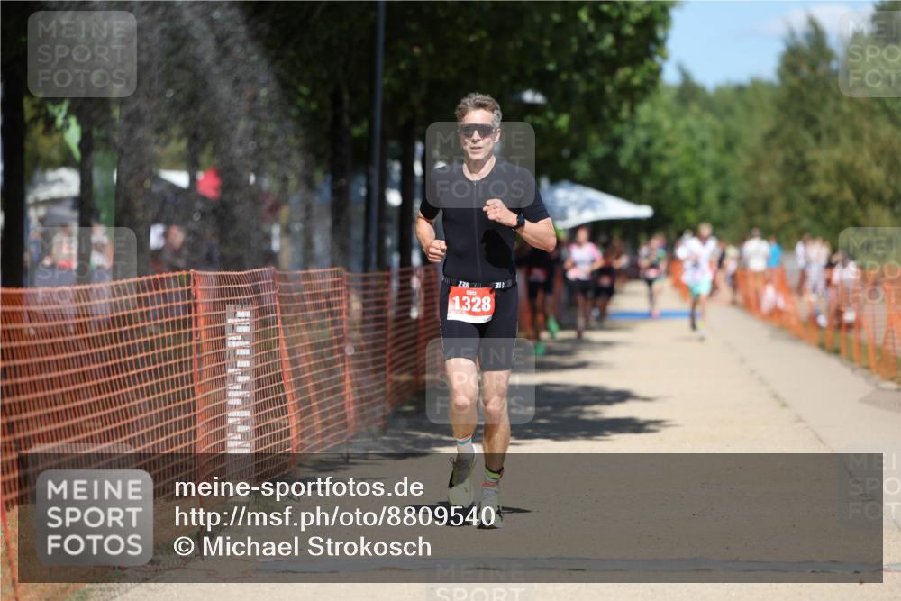 07.09.2025 - 19. Norderstedt Triathlon Michael Strokosch http://msf.ph/oto/8809540 07.09.2025 13:24:23 Laufen 1328 meine-sportfotos.de