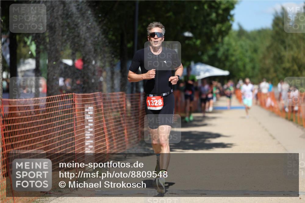 07.09.2025 - 19. Norderstedt Triathlon Michael Strokosch http://msf.ph/oto/8809548 07.09.2025 13:24:24 Laufen 275, 1328 meine-sportfotos.de