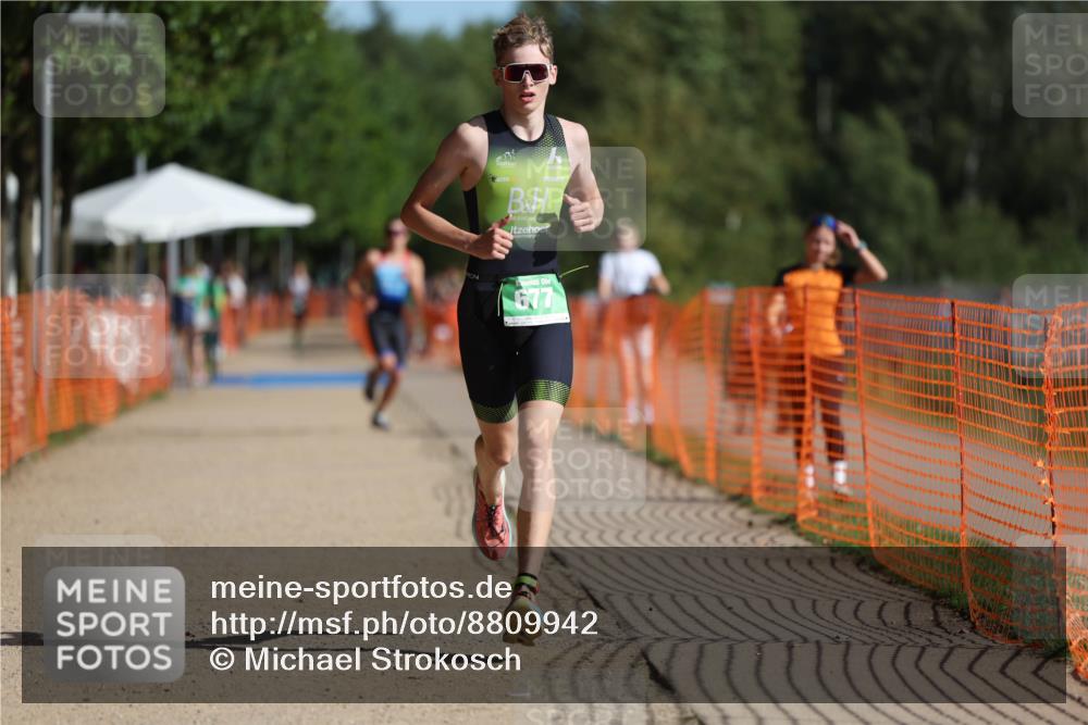 07.09.2025 - 19. Norderstedt Triathlon Michael Strokosch http://msf.ph/oto/8809942 07.09.2025 10:39:35 Laufen 654, 677 meine-sportfotos.de
