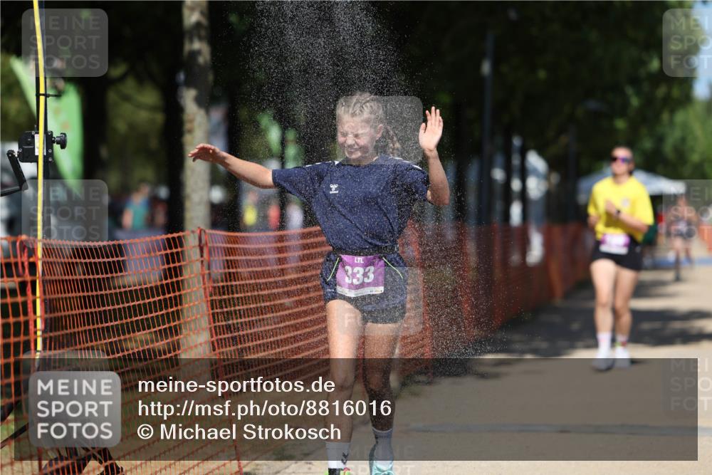 07.09.2025 - 19. Norderstedt Triathlon Michael Strokosch http://msf.ph/oto/8816016 07.09.2025 13:38:23 Laufen 329, 333 meine-sportfotos.de