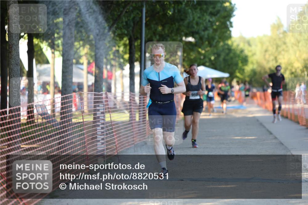 07.09.2025 - 19. Norderstedt Triathlon Michael Strokosch http://msf.ph/oto/8820531 07.09.2025 16:53:26 Laufen 386, 885, 952 meine-sportfotos.de
