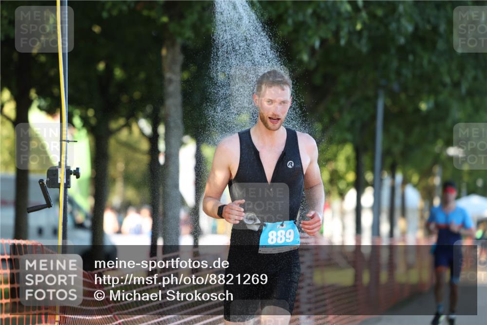 07.09.2025 - 19. Norderstedt Triathlon Michael Strokosch http://msf.ph/oto/8821269 07.09.2025 17:00:53 Laufen 889, 933 meine-sportfotos.de