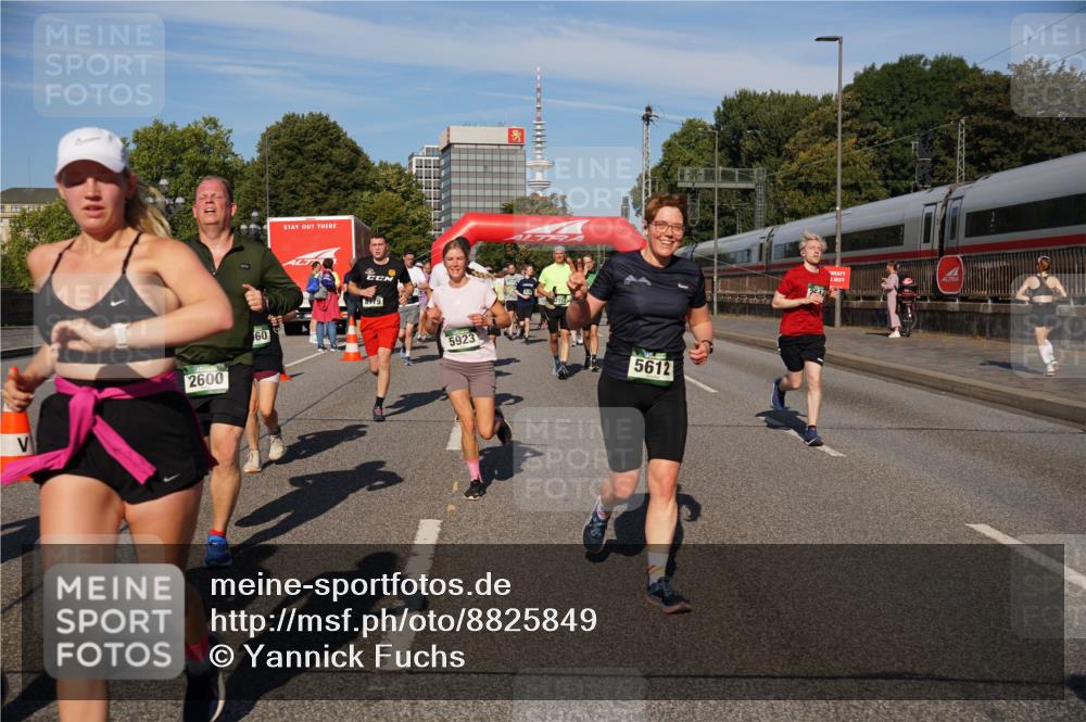 07.09.2025 - BARMER Alsterlauf Yannick Fuchs http://msf.ph/oto/8825849 07.09.2025 10:00:48 Laufen 2600, 60, 8179, 5923, 5612 meine-sportfotos.de