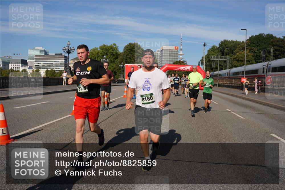 07.09.2025 - BARMER Alsterlauf Yannick Fuchs http://msf.ph/oto/8825859 07.09.2025 10:00:51 Laufen 8179, 8180 meine-sportfotos.de