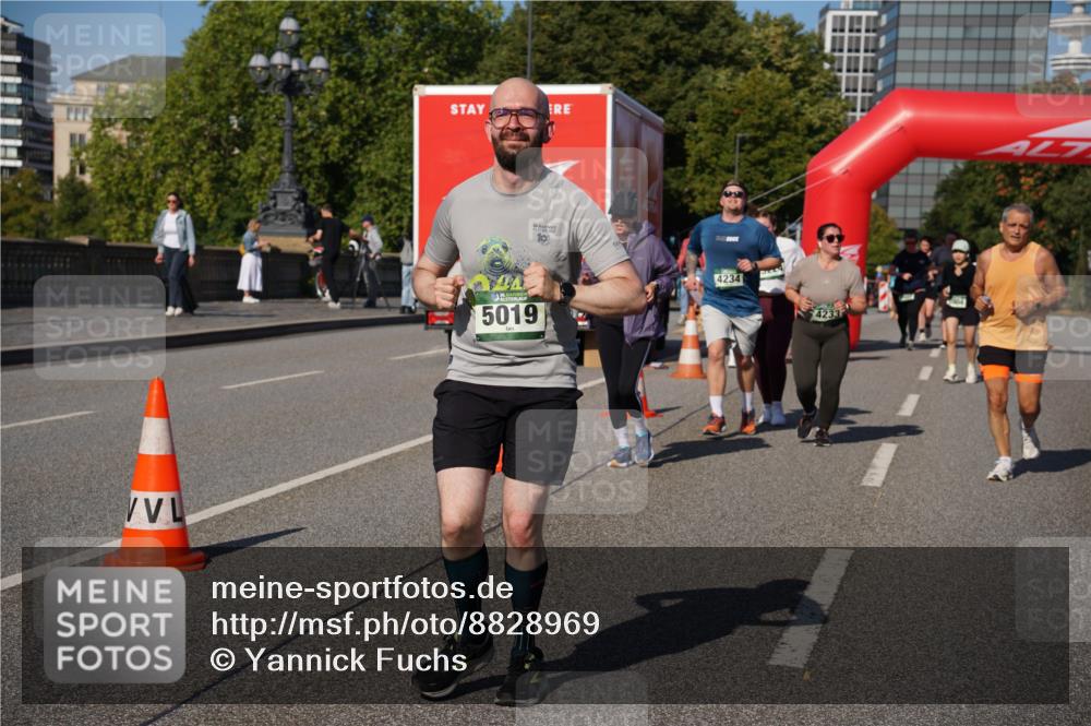 07.09.2025 - BARMER Alsterlauf Yannick Fuchs http://msf.ph/oto/8828969 07.09.2025 10:17:15 Laufen 5019, 10, 4234, 4233 meine-sportfotos.de