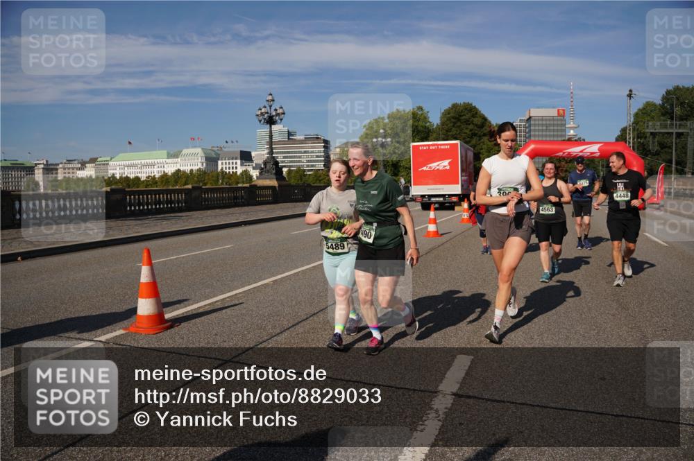 07.09.2025 - BARMER Alsterlauf Yannick Fuchs http://msf.ph/oto/8829033 07.09.2025 10:17:45 Laufen 5489, 90, 300, 4563, 475, 4448 meine-sportfotos.de