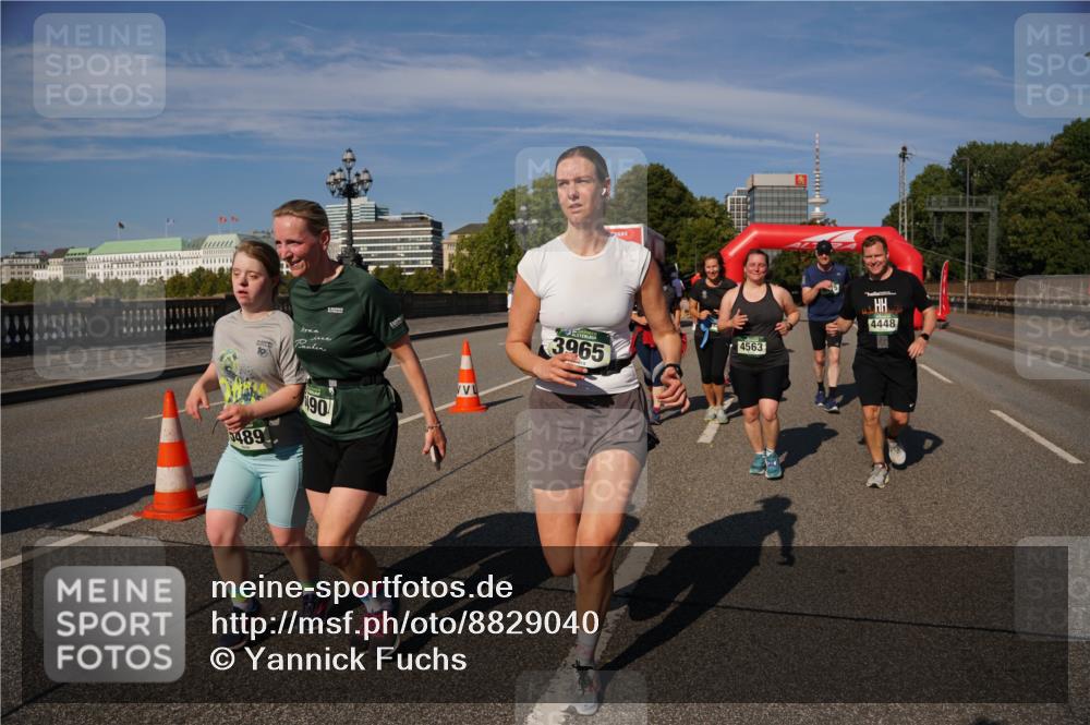07.09.2025 - BARMER Alsterlauf Yannick Fuchs http://msf.ph/oto/8829040 07.09.2025 10:17:46 Laufen 90, 5489, 3965, 4563, 4448 meine-sportfotos.de