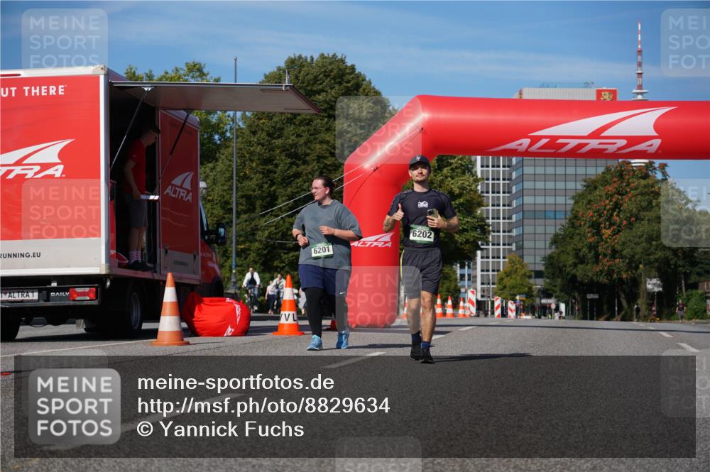 07.09.2025 - BARMER Alsterlauf Yannick Fuchs http://msf.ph/oto/8829634 07.09.2025 10:34:56 Laufen 6201, 6202 meine-sportfotos.de