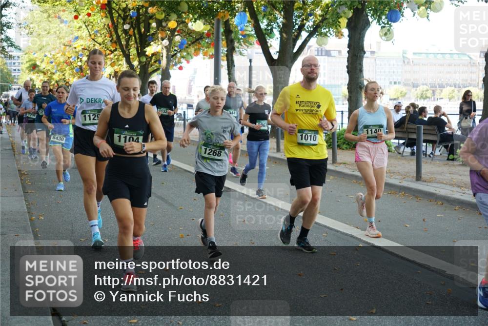 07.09.2025 - BARMER Alsterlauf Yannick Fuchs http://msf.ph/oto/8831421 07.09.2025 11:32:36 Laufen 8430, 1129, 1104, 1132, 1268, 10, 244, 067, 1010, 1111111, 1140 meine-sportfotos.de