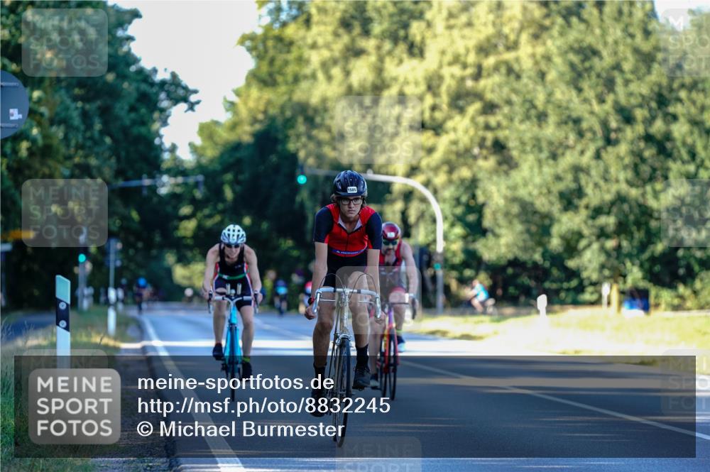 07.09.2025 - 19. Norderstedt Triathlon Michael Burmester http://msf.ph/oto/8832245 07.09.2025 16:23:06 Radfahren 386, 1575, 1585 meine-sportfotos.de