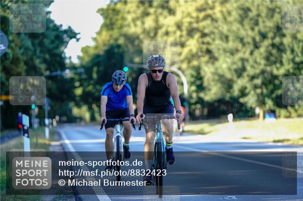 07.09.2025 - 19. Norderstedt Triathlon Michael Burmester http://msf.ph/oto/8832423 07.09.2025 16:31:40 Radfahren 886, 890 meine-sportfotos.de