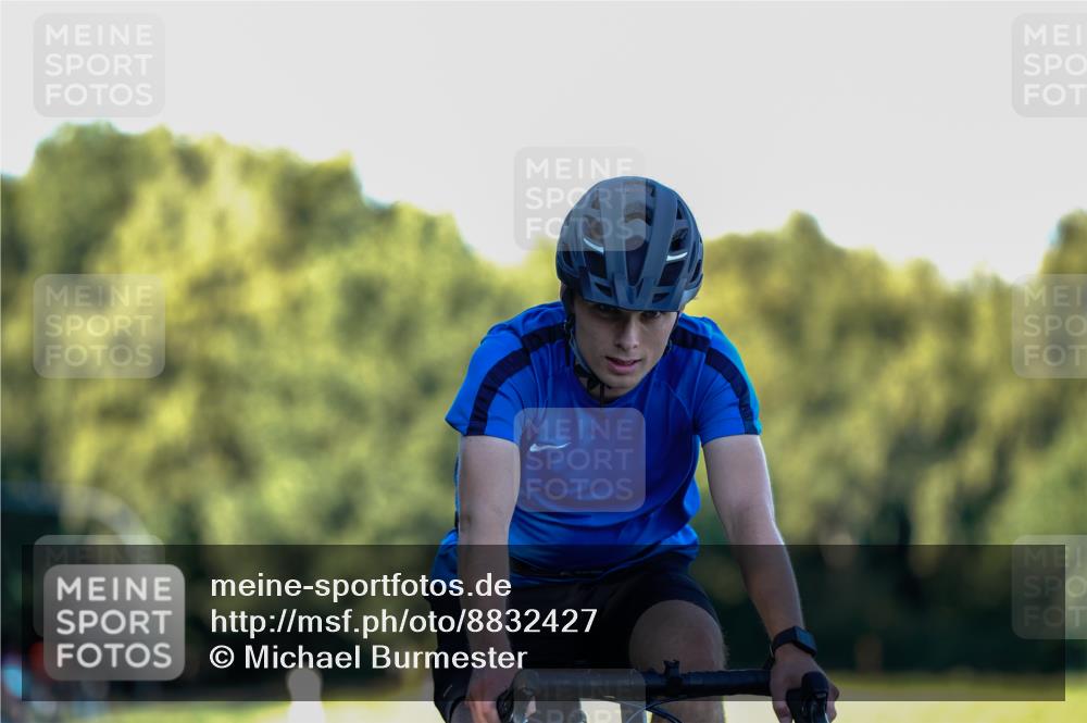 07.09.2025 - 19. Norderstedt Triathlon Michael Burmester http://msf.ph/oto/8832427 07.09.2025 16:31:42 Radfahren 886, 890 meine-sportfotos.de