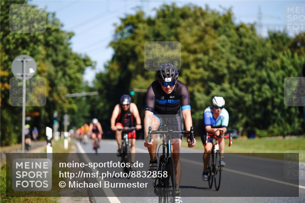 07.09.2025 - 19. Norderstedt Triathlon Michael Burmester http://msf.ph/oto/8832858 07.09.2025 11:56:16 Radfahren 824, 1332, 1367 meine-sportfotos.de