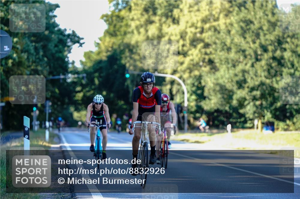 07.09.2025 - 19. Norderstedt Triathlon Michael Burmester http://msf.ph/oto/8832926 07.09.2025 16:23:06 Radfahren 386, 1575, 1585 meine-sportfotos.de