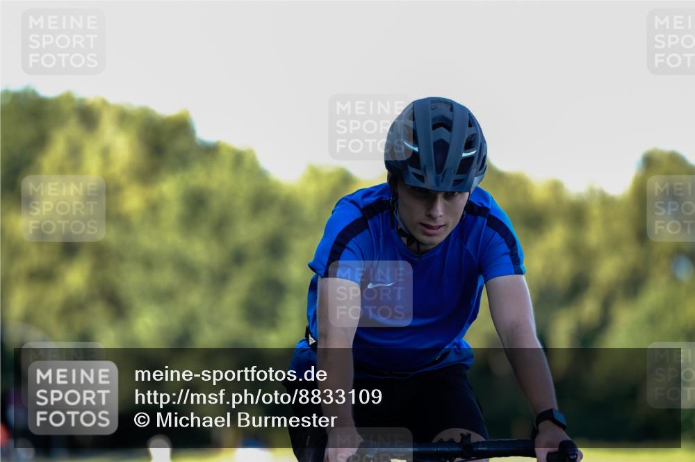 07.09.2025 - 19. Norderstedt Triathlon Michael Burmester http://msf.ph/oto/8833109 07.09.2025 16:31:42 Radfahren 886, 890 meine-sportfotos.de