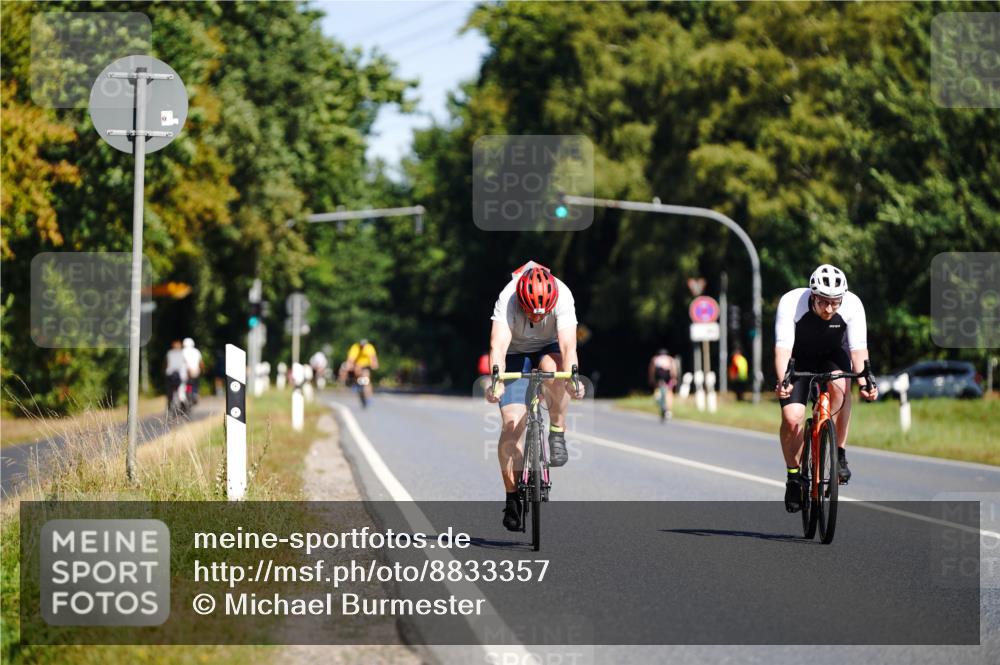 07.09.2025 - 19. Norderstedt Triathlon Michael Burmester http://msf.ph/oto/8833357 07.09.2025 11:49:57 Radfahren 826, 849 meine-sportfotos.de