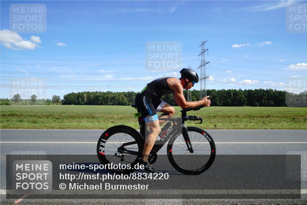 07.09.2025 - 19. Norderstedt Triathlon Michael Burmester http://msf.ph/oto/8834220 07.09.2025 13:58:03 Radfahren 990, 992 meine-sportfotos.de