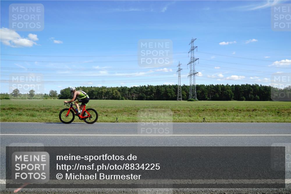 07.09.2025 - 19. Norderstedt Triathlon Michael Burmester http://msf.ph/oto/8834225 07.09.2025 13:58:05 Radfahren 990, 992 meine-sportfotos.de