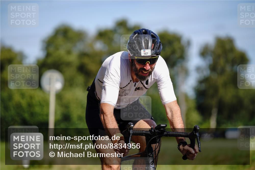 07.09.2025 - 19. Norderstedt Triathlon Michael Burmester http://msf.ph/oto/8834956 07.09.2025 12:27:05 Radfahren 187, 1370, 1386 meine-sportfotos.de