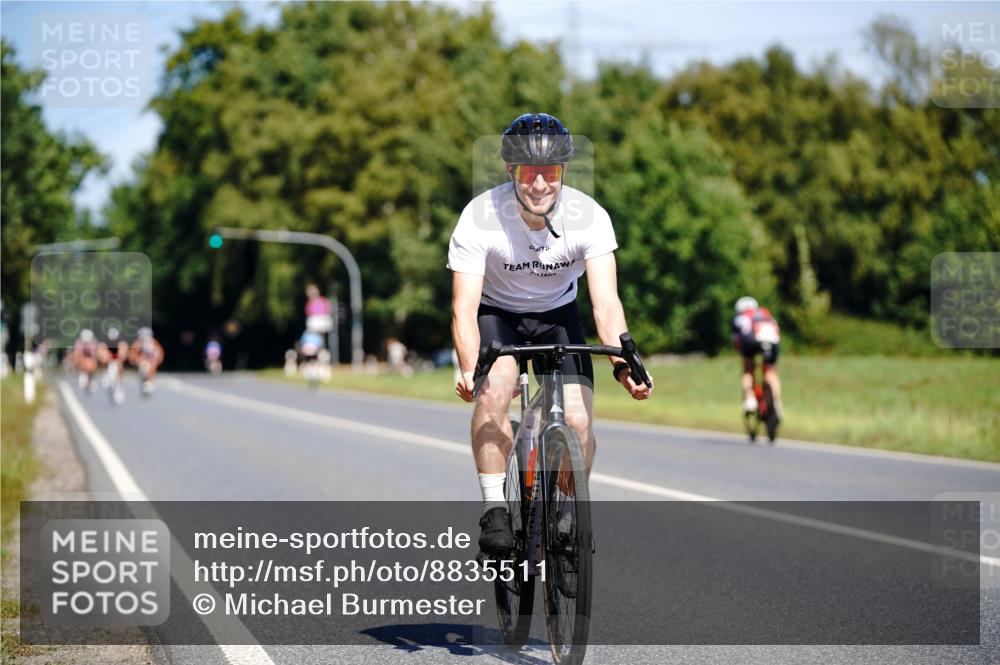 07.09.2025 - 19. Norderstedt Triathlon Michael Burmester http://msf.ph/oto/8835511 07.09.2025 12:32:31 Radfahren 304, 828, 1477 meine-sportfotos.de