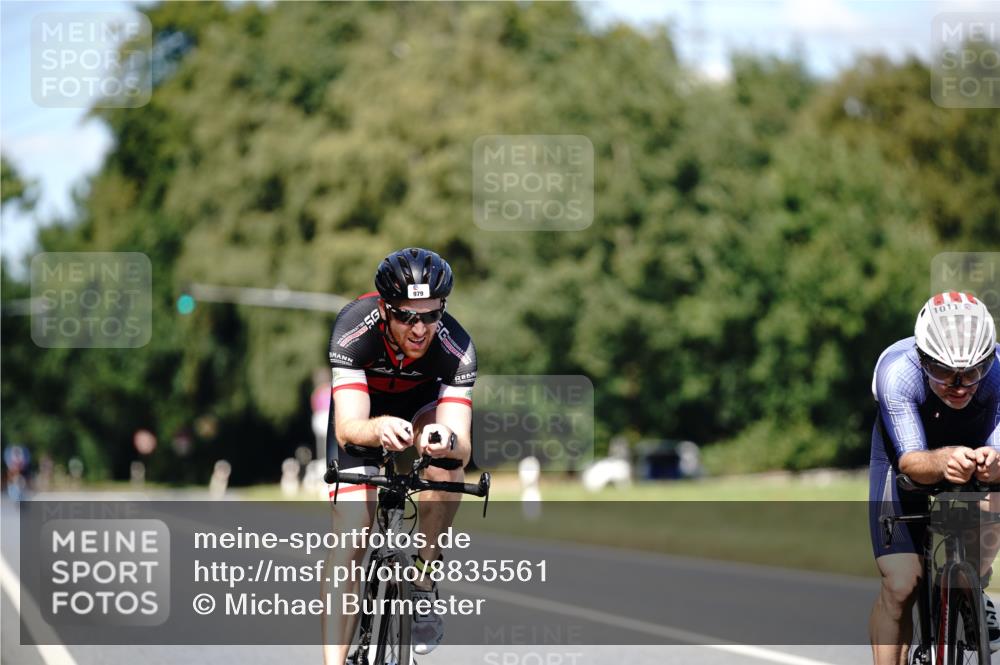 07.09.2025 - 19. Norderstedt Triathlon Michael Burmester http://msf.ph/oto/8835561 07.09.2025 13:53:13 Radfahren 979, 1011, 1026 meine-sportfotos.de