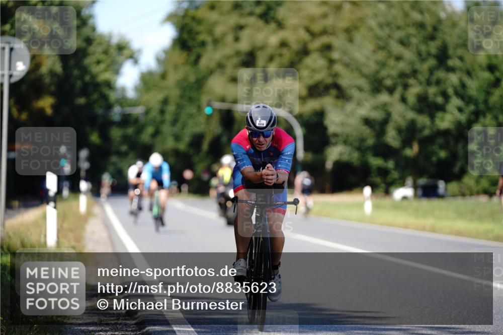 07.09.2025 - 19. Norderstedt Triathlon Michael Burmester http://msf.ph/oto/8835623 07.09.2025 13:54:03 Radfahren 1018, 1022 meine-sportfotos.de