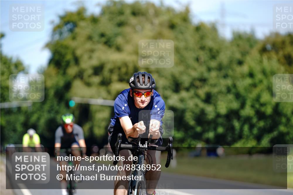 07.09.2025 - 19. Norderstedt Triathlon Michael Burmester http://msf.ph/oto/8836952 07.09.2025 12:50:51 Radfahren 301, 1299, 1384 meine-sportfotos.de