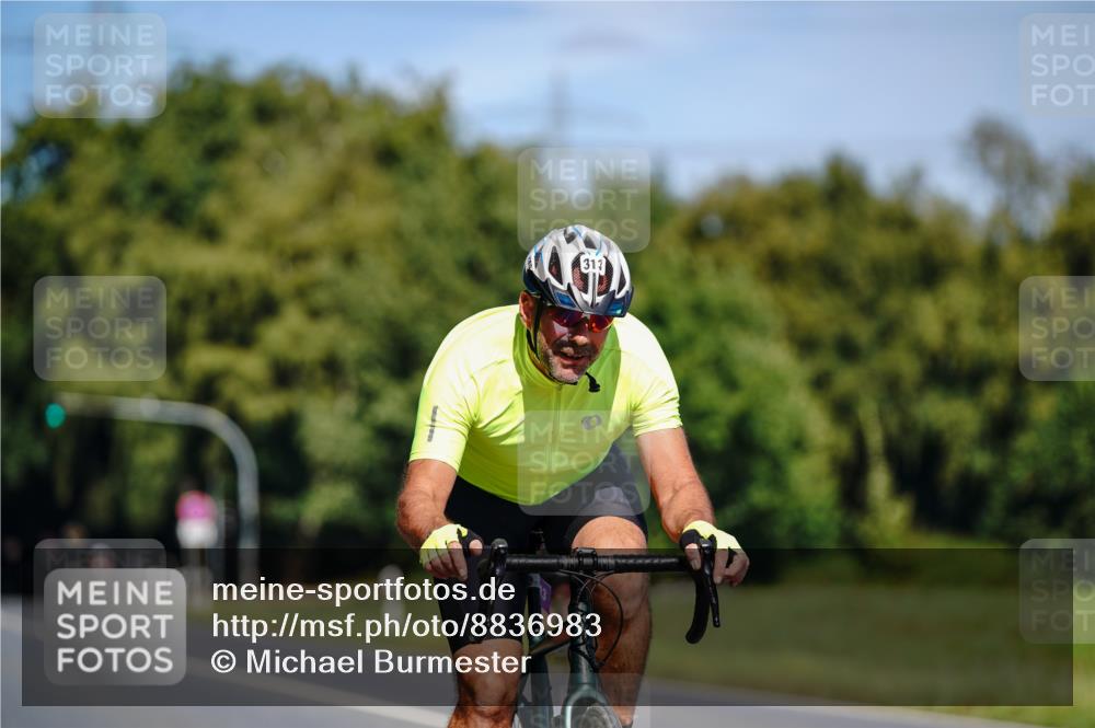 07.09.2025 - 19. Norderstedt Triathlon Michael Burmester http://msf.ph/oto/8836983 07.09.2025 12:50:56 Radfahren 301, 313 meine-sportfotos.de