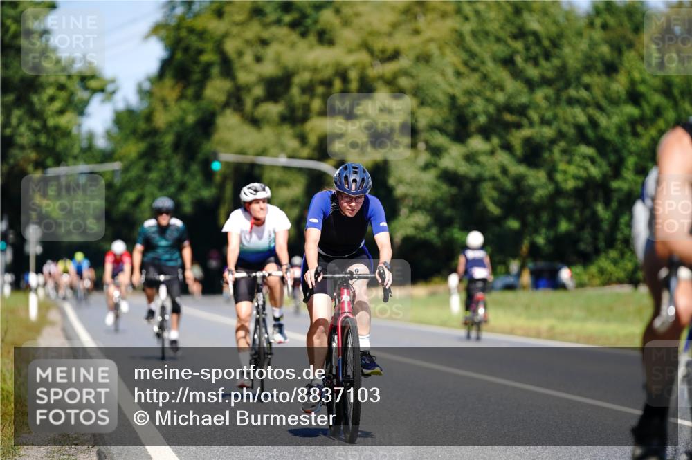 07.09.2025 - 19. Norderstedt Triathlon Michael Burmester http://msf.ph/oto/8837103 07.09.2025 12:52:06 Radfahren 339, 766, 813 meine-sportfotos.de