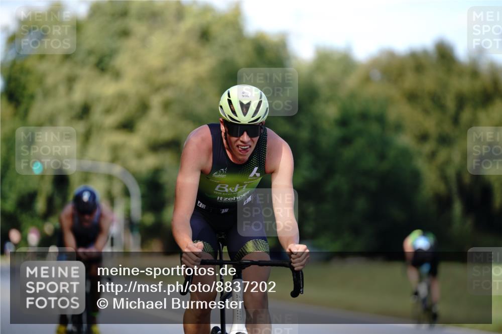 07.09.2025 - 19. Norderstedt Triathlon Michael Burmester http://msf.ph/oto/8837202 07.09.2025 14:14:15 Radfahren 988, 996 meine-sportfotos.de