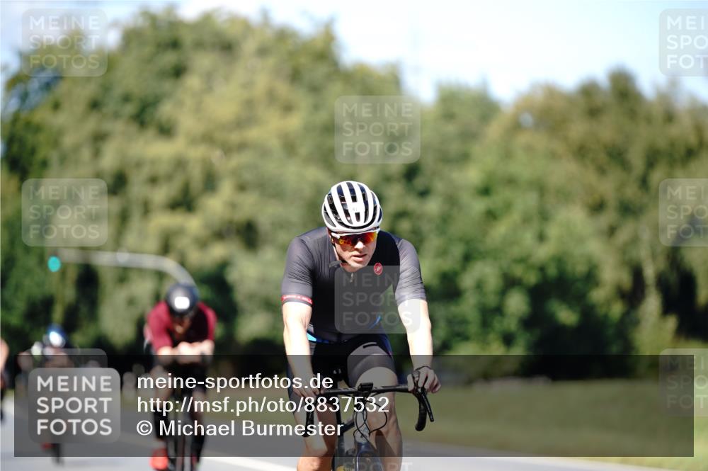 07.09.2025 - 19. Norderstedt Triathlon Michael Burmester http://msf.ph/oto/8837532 07.09.2025 14:18:24 Radfahren 393, 411, 964, 1027 meine-sportfotos.de