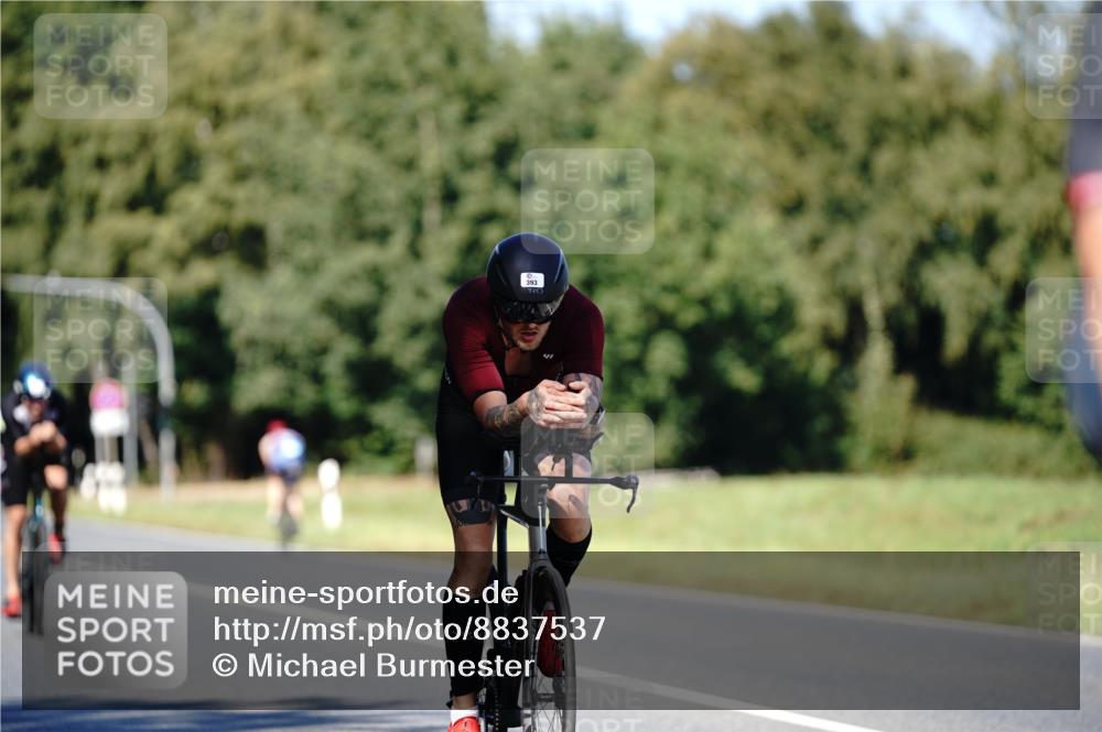 07.09.2025 - 19. Norderstedt Triathlon Michael Burmester http://msf.ph/oto/8837537 07.09.2025 14:18:24 Radfahren 393, 411, 964, 1027 meine-sportfotos.de