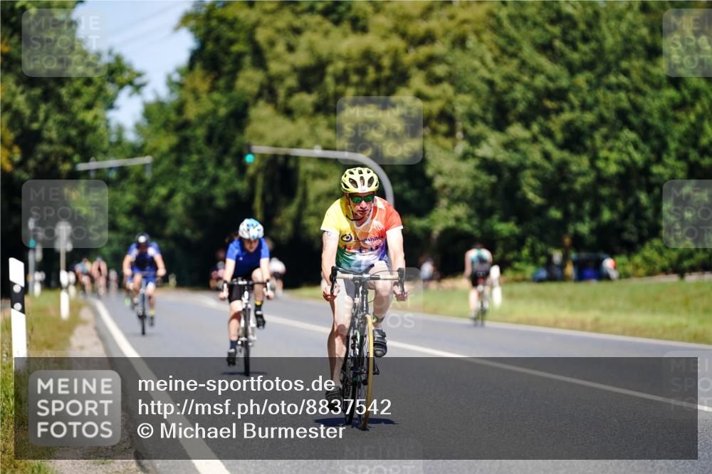 07.09.2025 - 19. Norderstedt Triathlon Michael Burmester http://msf.ph/oto/8837542 07.09.2025 12:55:25 Radfahren 332, 359 meine-sportfotos.de