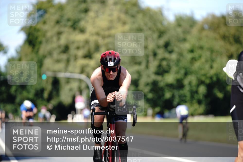07.09.2025 - 19. Norderstedt Triathlon Michael Burmester http://msf.ph/oto/8837547 07.09.2025 14:18:27 Radfahren 393, 411, 964, 1027 meine-sportfotos.de