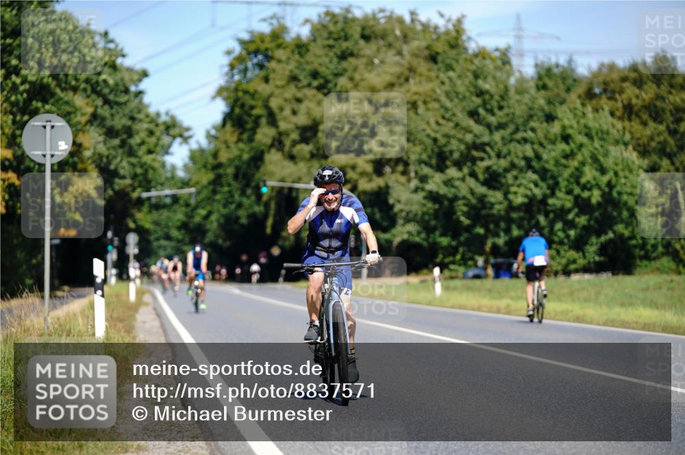 07.09.2025 - 19. Norderstedt Triathlon Michael Burmester http://msf.ph/oto/8837571 07.09.2025 12:55:30 Radfahren 332, 359, 1376 meine-sportfotos.de